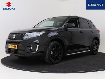 tweedehands Suzuki Vitara 1.4 Boosterjet Style BLACK EDITION *** DEMO NIET BESCHIKBAAR VOOR VERKOOP *** I Navigatie I Climate Control I Cruise Control I Camera I Stoelverwarming Voor I Dealerauto I Elektrisch Glazen Schuif-/Kanteldak I Treeplanken I