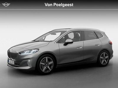 Skyscraper grey metallic (grijs metallic) Nieuw 2025 BMW 220 Luxury Line Stationwagen | € 61.064 (Iets duurder)