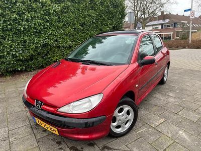 tweedehands Peugeot 206 AUTOMAAT MET PANO DAK, AIRCO & JAAR APK!