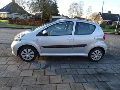 Occasion Toyota Aygo 68 PK (50 kW) 2006 Grijs (metallic) Hatchback