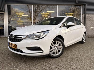 Wit Gebruikt 2017 Opel Astra Edition Hatchback | € 8.950 (Eerlijke prijs)