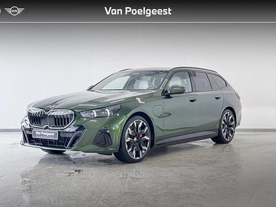 Bmw individual anglesey green metallic (groen metallic) Nieuw 2025 BMW 550e M Sport Stationwagen | € 119.814