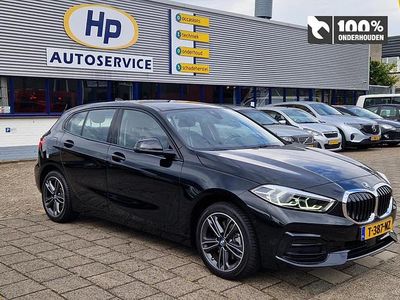 Zwart Occasion 2023 BMW 118 Basis Hatchback | € 28.000 (Eerlijke prijs)