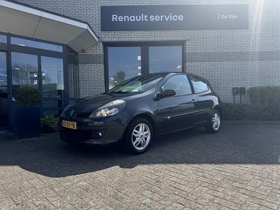 Grijs metallic Gebruikt 2005 Renault Clio II Hatchback | € 2.750 (Duur)