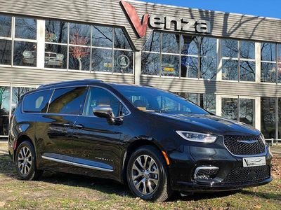 Zwart, metallic lak Nieuw 2025 Chrysler Voyager MPV | € 92.999