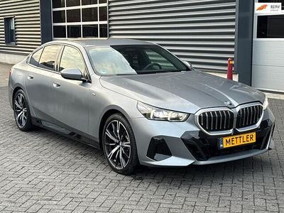 Zwart Gebruikt 2024 BMW 520 M Sport Sedan | € 44.250 (Eerlijke prijs)