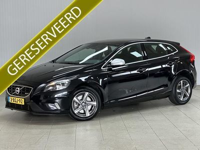 tweedehands Volvo V40 2.0 D4 R-Design Business /191PK!! /Trekhaak /Zwarte Hemel /Leder+Alcantara! /Navi /Climat /Cruise /Elek. pakket /Bluetooth /Multi. LEDER Stuur /Isofix /PDC /16"LMV /LED Dagrijverl.