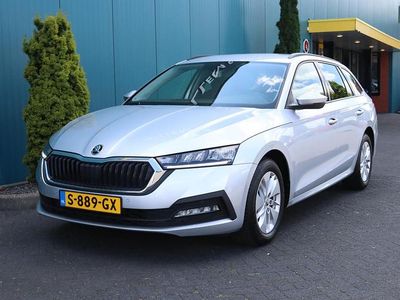Grijs Gebruikt 2023 Skoda Octavia Ambition Stationwagen | € 21.950 (Eerlijke prijs)
