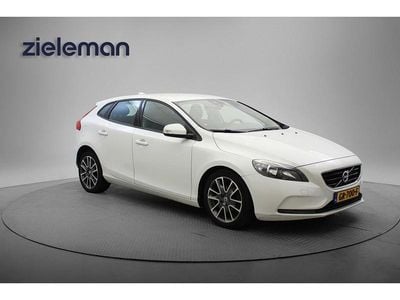 Wit Occasion 2015 Volvo V40 Business Edition Hatchback | € 6.645 (Goede deal)