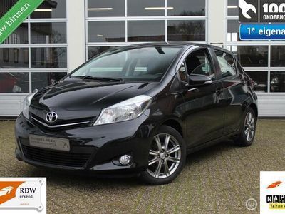 tweedehands Toyota Yaris 1.3-16V VVT-I 5-DEURS 100PK 6-Bak Aspiration/Dynamic Achteruitrijcamera Airco Bluetooth Handsfree&Media Elek.Ramen+Spiegels Centr.Vergr. Leder-/Multifunc.Sportstuur Armsteun In Hoogte Verst.Voorstoel Boordcomp. Dubbele Airbags&Speakers 12V.-A