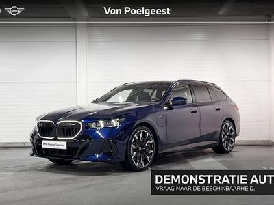 Tanzanitblau (donker blauw) Occasion 2026 BMW 550e Comfort Edition Stationwagen | € 114.490