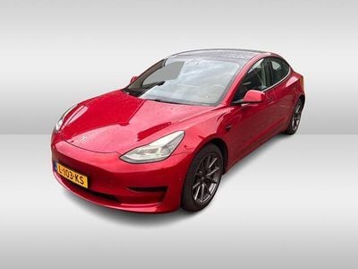Rood (metallic) Gebruikt 2021 Tesla Model 3 Standard Range Sedan | € 24.950 (Eerlijke prijs)