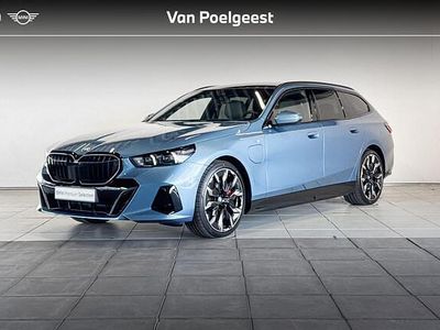 Bmw individual manhattan metallic (metallic) Nieuw 2025 BMW 550e M Sport Stationwagen | € 120.985