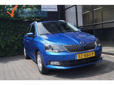 Blauw (metallic) Gebruikt 2018 Skoda Fabia Clever Stationwagen | € 12.950 (Iets duurder)