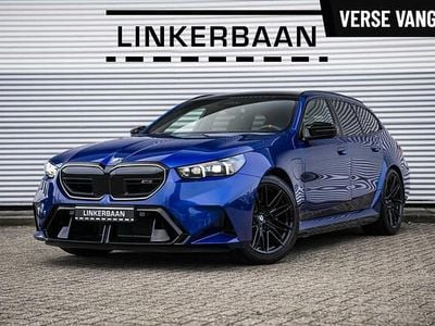Blauw (metallic) Nieuw 2025 BMW M5 Comfort Edition Stationwagen | € 149.995 (Super prijs)