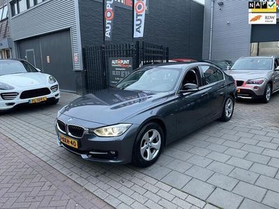 Grijs, metallic lak Occasion 2013 BMW 320 Efficient Dynamics Sedan | € 9.499 (Eerlijke prijs)