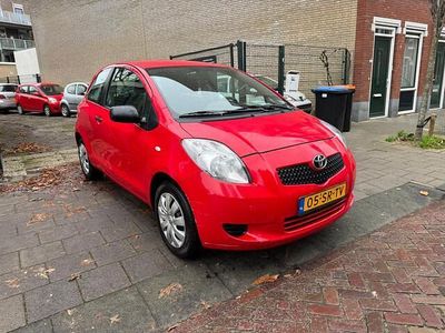 Rood (metallic) Gebruikt 2006 Toyota Yaris Terra Hatchback | € 1.749 (Eerlijke prijs)