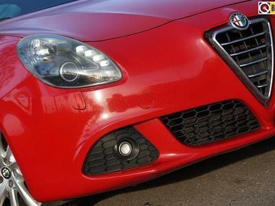 Rood (metallic) Occasion 2011 Alfa Romeo Giulietta Distinctive Hatchback | € 3.725 (Eerlijke prijs)