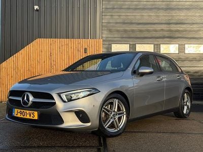 Goud (metallic) Gebruikt 2020 Mercedes A160 Business Hatchback | € 17.999 (Super prijs)