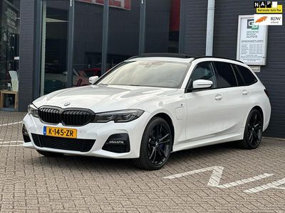 Wit Occasion 2021 BMW 330 Executive Stationwagen | € 30.999 (Iets duurder)