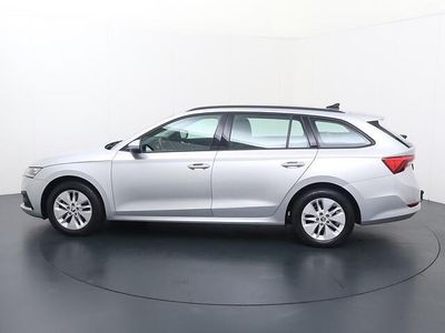 Grijs Gebruikt 2023 Skoda Octavia Ambition Stationwagen | € 23.840 (Iets duurder)