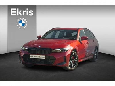 Rood, metallic lak Occasion 2025 BMW 330e M Sport Stationwagen | € 49.900 (Goede deal)