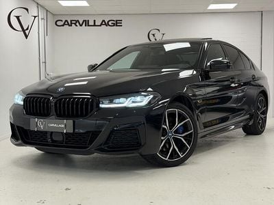 Zwart Gebruikt 2023 BMW 530e M Sport Sedan | € 46.950 (Eerlijke prijs)
