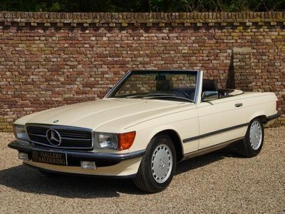 tweedehands Mercedes 560 SL Single owner since new with only 36000 Miles! European specs (headlights/bumpers), Livery in "Light Ivory" over "Brasil Dark Brown" leather, , Offered with all original booklets, Very well cared for and extensively maintained, First p