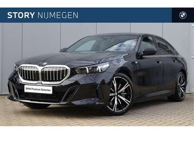 Zwart Gebruikt 2024 BMW 550e M Sport Sedan | € 76.450 (Super prijs)
