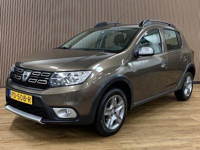 Bruin Occasion 2017 Dacia Sandero Stepway Hatchback | € 7.945 (Eerlijke prijs)