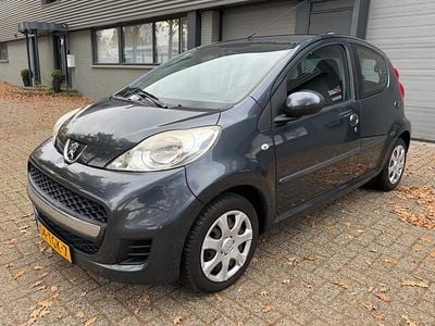 Grijs (metallic) Gebruikt 2012 Peugeot 107 Hatchback | € 1.500 (Goede deal)