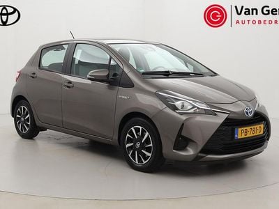 Grijs (metallic) Occasion 2017 Toyota Yaris Hybrid Hatchback | € 13.999 (Eerlijke prijs)