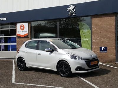 tweedehands Peugeot 208 1.2 PureTech 82PK 5D Allure Navigatie | Cruise & Climate control | Parkeersensoren | Bluetooth | LM-velgen | Radio met USB-poort