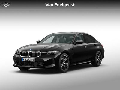 Saphirschwarz metallic (zwart metallic) Nieuw 2026 BMW 330e M Sport Sedan | € 65.660 (Super prijs)