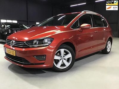 Rood (metallic) Occasion 2014 VW Golf Sportsvan Highline MPV | € 6.799 (Duur)