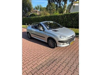 Grijs Gebruikt 2002 Peugeot 206 CC Cabriolet | € 2.450 (Eerlijke prijs)