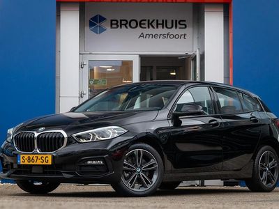 Zwart Gebruikt 2023 BMW 118 Comfort Edition Hatchback | € 26.395 (Eerlijke prijs)