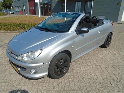 Grijs (metallic) Gebruikt 2005 Peugeot 206 CC Cabriolet | € 1.500 (Eerlijke prijs)
