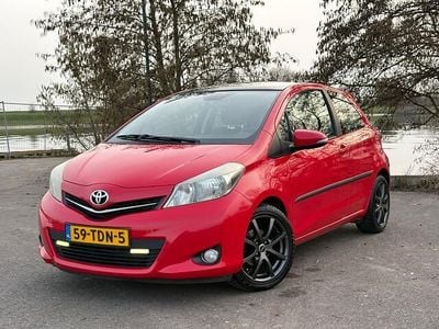 Occasion Toyota Yaris 99 PK (72 kW) 2012 Rood (metallic) Hatchback