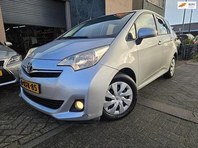 Grijs (metallic) Occasion 2011 Toyota Verso-S MPV | € 5.350 (Eerlijke prijs)