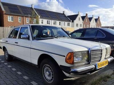 Wit Gebruikt 1983 Mercedes 240 Sedan | € 7.000