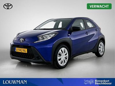 Blauw (metallic) Occasion 2024 Toyota Aygo X Play SUV | € 17.850 (Goede deal)