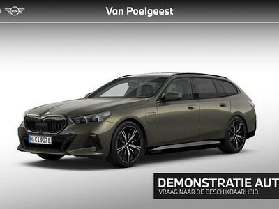 Manhattan metallic (groen metallic) Occasion 2026 BMW 530e Comfort Edition Stationwagen | € 88.138