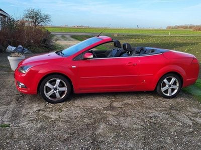 Rood (metallic) Occasion 2008 Ford Focus Titanium Cabriolet | € 5.500 (Eerlijke prijs)