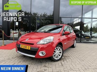 Rood Gebruikt 2010 Renault Clio II Business Hatchback | € 2.994 (Eerlijke prijs)