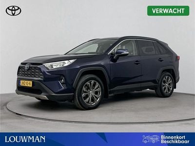 Blauw (metallic) Gebruikt 2022 Toyota RAV4 Hybrid Style SUV | € 40.945 (Eerlijke prijs)