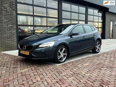 Blauw (metallic) Gebruikt 2017 Volvo V40 Inscription Hatchback | € 15.975 (Eerlijke prijs)