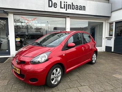 Rood (metallic) Gebruikt 2010 Toyota Aygo Hatchback | € 2.100 (Goede deal)