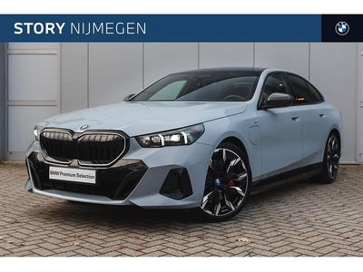 Grijs (metallic) Gebruikt 2025 BMW 550e M Sport Sedan | € 89.950 (Duur)