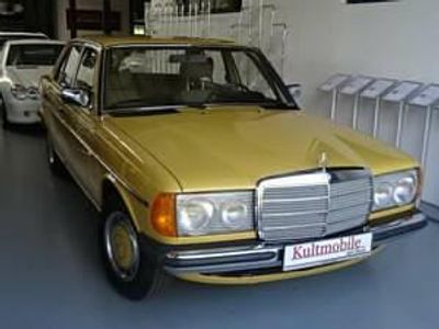 Geelsaharagelb Gebruikt 1979 Mercedes 240 Sedan | € 26.900